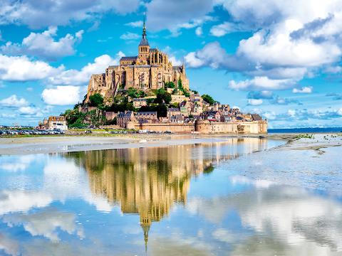 Mont Saint-Michel Day Trip from Paris with Lunch at Mere Poulard and Abbey Entrance (EXMSM1)